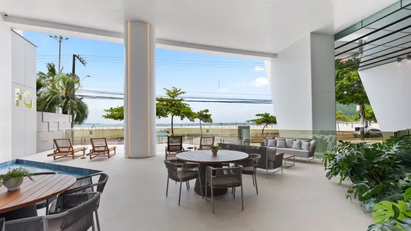 Apartamento frente mar com 4 suítes e 2 vagas de garagem em Balneário Camboriú