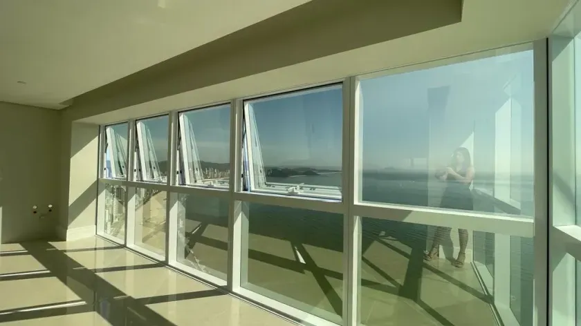 Apartamento Frente Mar com 4 suítes e 3 vagas de garagem em Balneário Camboriú — foto 2