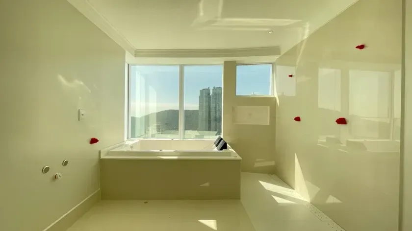 Apartamento Frente Mar com 4 suítes e 3 vagas de garagem em Balneário Camboriú — foto 13