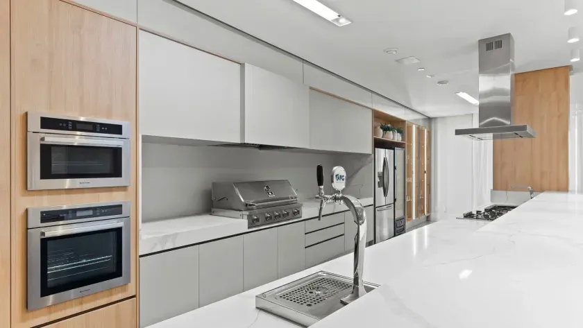 Apartamento Frente Mar com 4 suítes e 3 vagas de garagem em Balneário Camboriú — foto 52
