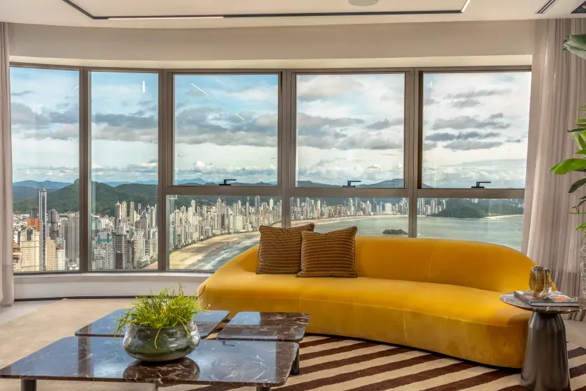 Apartamento com com 4 suítes e 3 vagas vagas de garagem em Balneário Camboriú/SC