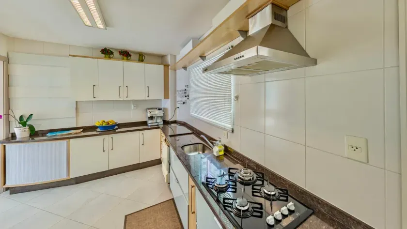 Apartamento mobiliado quadra mar com 3 suítes e 2 vagas de garagem em Balneário Camboriú — foto 8