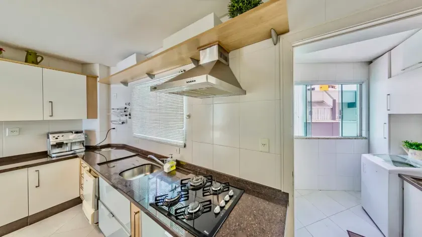 Apartamento mobiliado quadra mar com 3 suítes e 2 vagas de garagem em Balneário Camboriú — foto 7