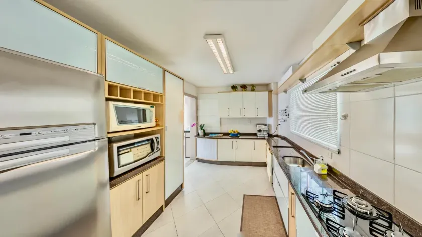 Apartamento mobiliado quadra mar com 3 suítes e 2 vagas de garagem em Balneário Camboriú — foto 9
