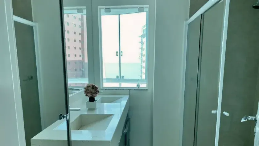 Apartamento mobiliado quadra mar com 3 suítes e 2 vagas de garagem em Balneário Camboriú — foto 41