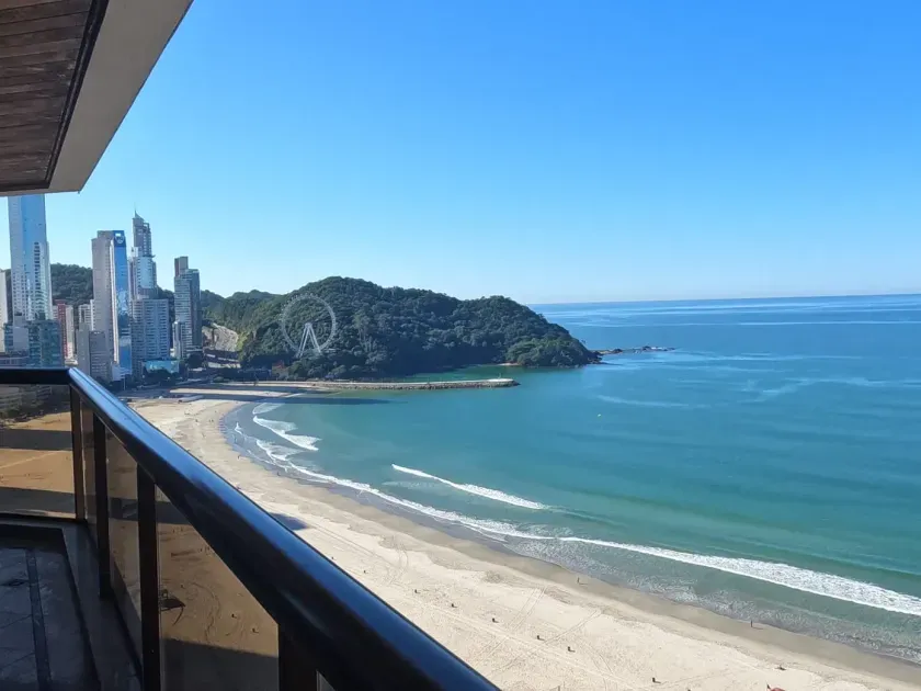 Apartamento frente mar com 3 suítes e 3 vagas de garagem em Balneário Camboriú/SC