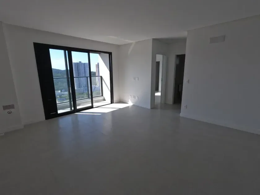 Apartamento com 2 dormitórios sendo 1 suíte e 2 vagas de garagem na Praia Brava/SC