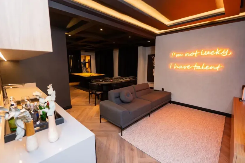 Apartamento com 2 dormitórios sendo 1 suíte e 1 vaga de garagem na Praia dos Amores