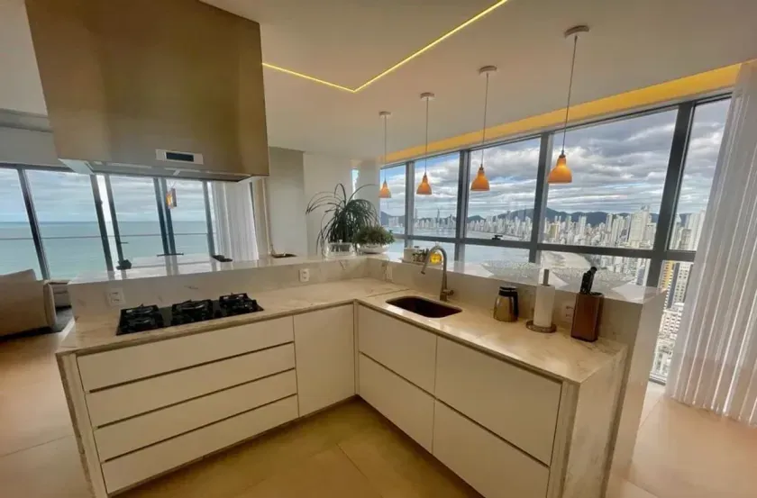 Apartamento frente mar mobiliado com 5 suítes e 4 vagas de garagem em Balneário Camboriú — foto 9