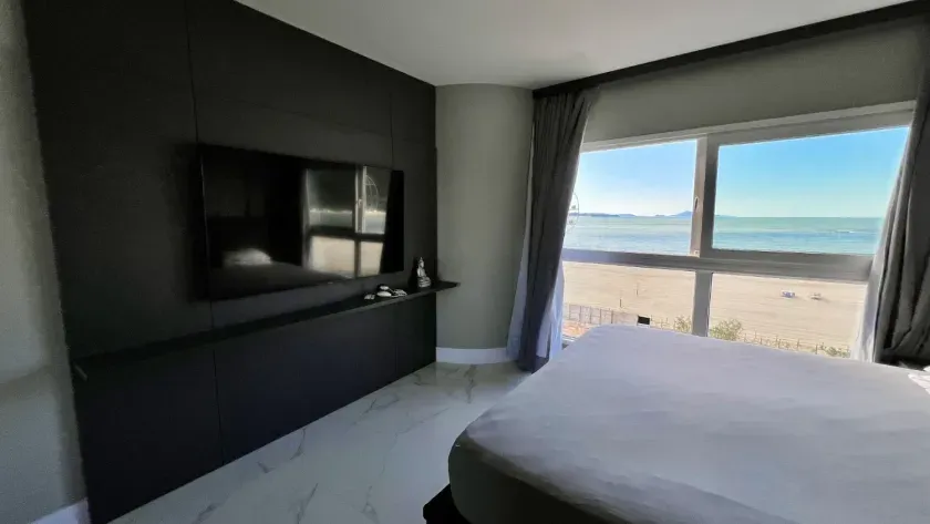 Apartamento frente mar mobiliado com 4 dormitórios sendo 2 suítes e 1 vaga em Balneário Camboriú — foto 5