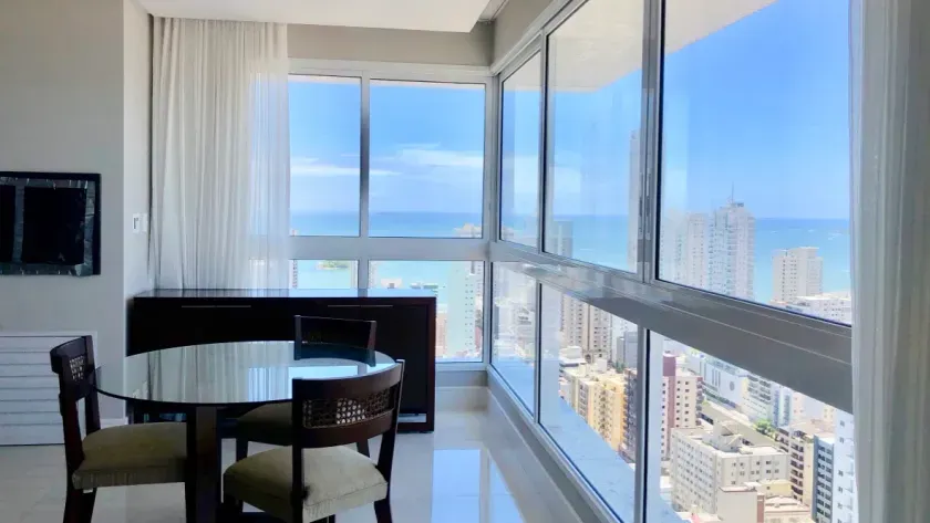 Apartamento mobiliado com 3 suítes e 2 vagas de garagem no Centro de Balneário Camboriú