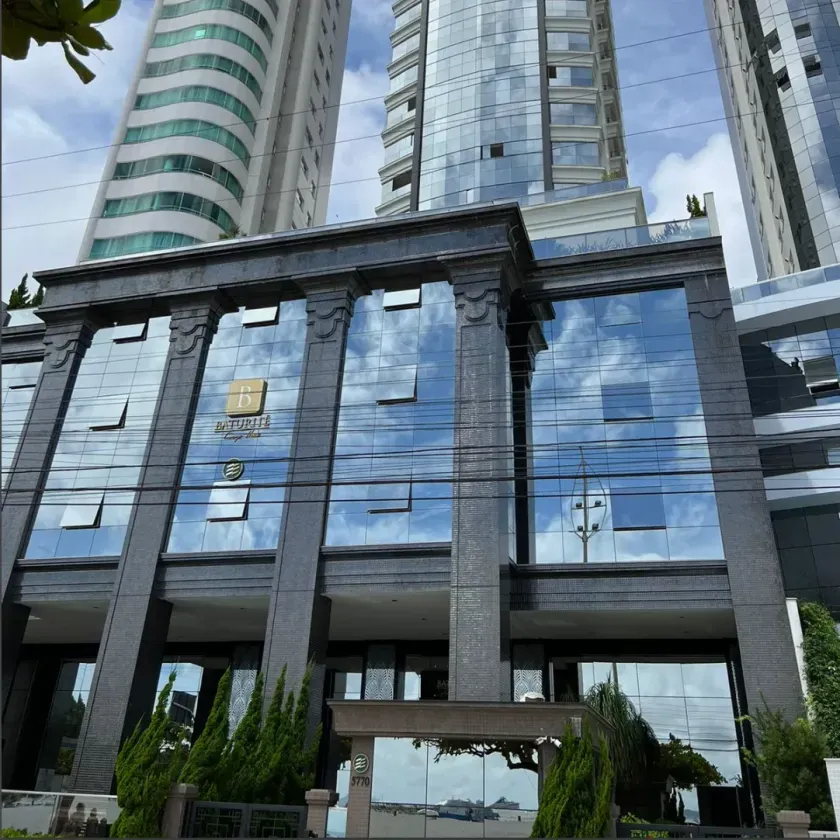 Apartamento mobiliado frente mar com 4 suítes e 3 vagas na Avenida Atlântica em Balneário Camboriú — foto 36