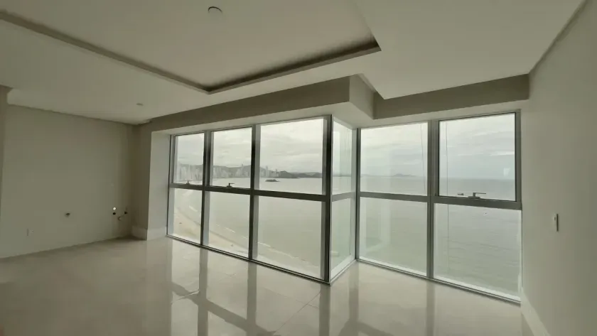 Apartamento frente mar com 4 suítes e 4 vagas de garagem em Balneário Camboriú