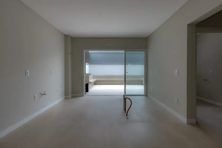 Sobrado Geminado, novo! Com 4 suítes e 2 vagas de garagem no Centro de Balneário Camboriú — foto 3