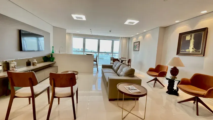Apartamento quadra mar com 3 suítes e 3 vagas de garagem em Balneário Camboriú — foto 2