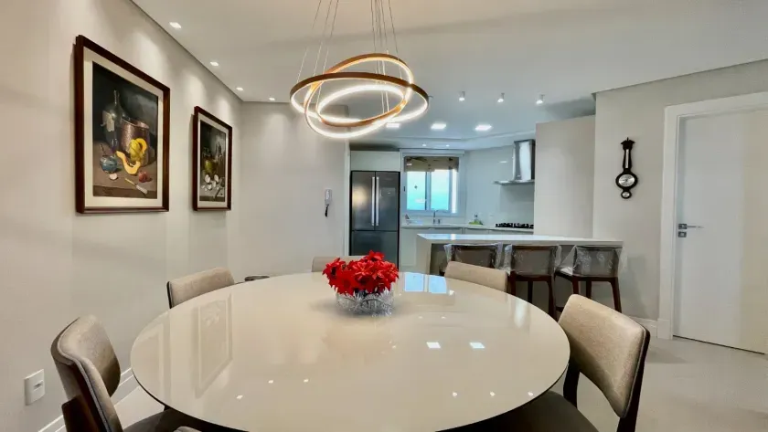 Apartamento quadra mar com 3 suítes e 3 vagas de garagem em Balneário Camboriú — foto 3