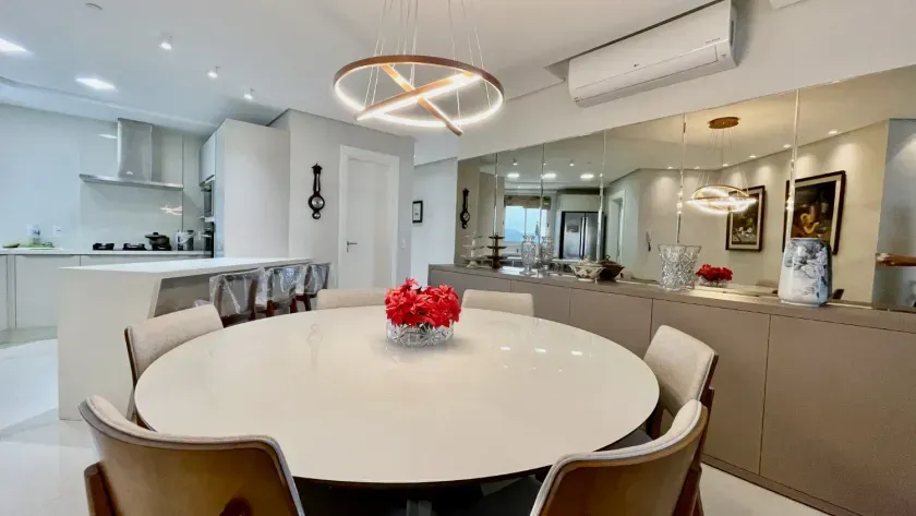 Apartamento quadra mar com 3 suítes e 3 vagas de garagem em Balneário Camboriú — foto 4