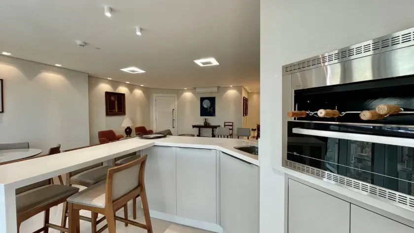 Apartamento quadra mar com 3 suítes e 3 vagas de garagem em Balneário Camboriú — foto 7