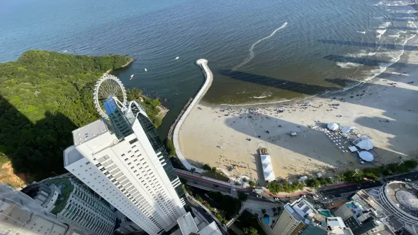 Apartamento quadra mar com 3 suítes e 3 vagas de garagem em Balneário Camboriú — foto 9