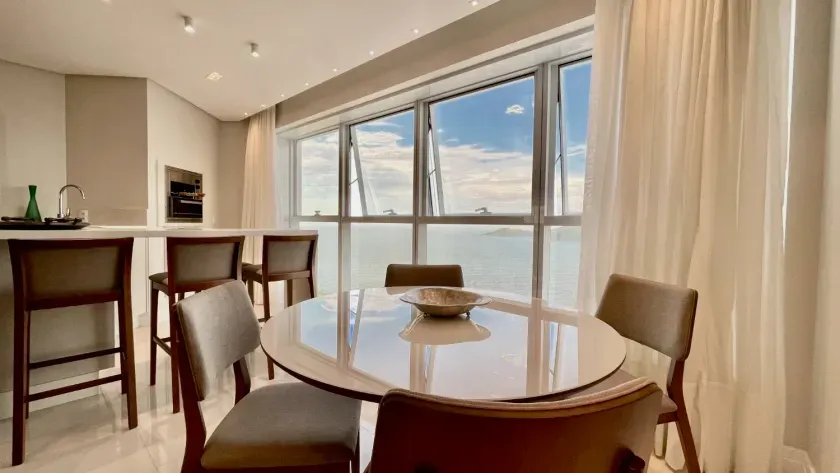 Apartamento quadra mar com 3 suítes e 3 vagas de garagem em Balneário Camboriú — foto 13