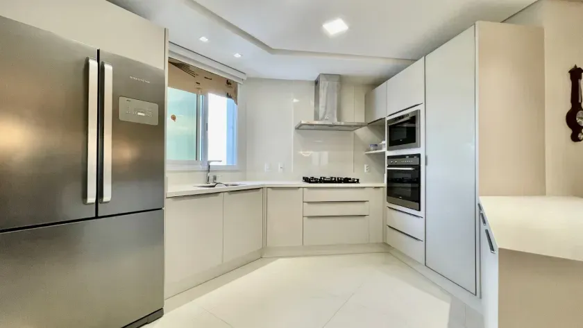 Apartamento quadra mar com 3 suítes e 3 vagas de garagem em Balneário Camboriú — foto 36
