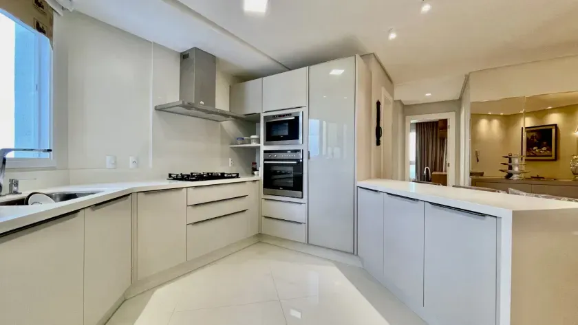 Apartamento quadra mar com 3 suítes e 3 vagas de garagem em Balneário Camboriú — foto 37