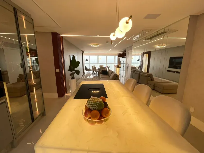 Apartamento alto padrão frente mar com 4 suítes e 3 vagas de garagem - Av. Atlântica/SC — foto 2