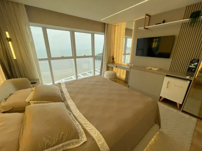 Apartamento alto padrão frente mar com 4 suítes e 3 vagas de garagem - Av. Atlântica/SC — foto 17