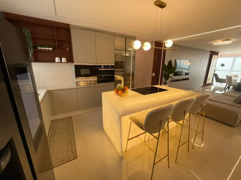 Apartamento alto padrão frente mar com 4 suítes e 3 vagas de garagem - Av. Atlântica/SC — foto 5