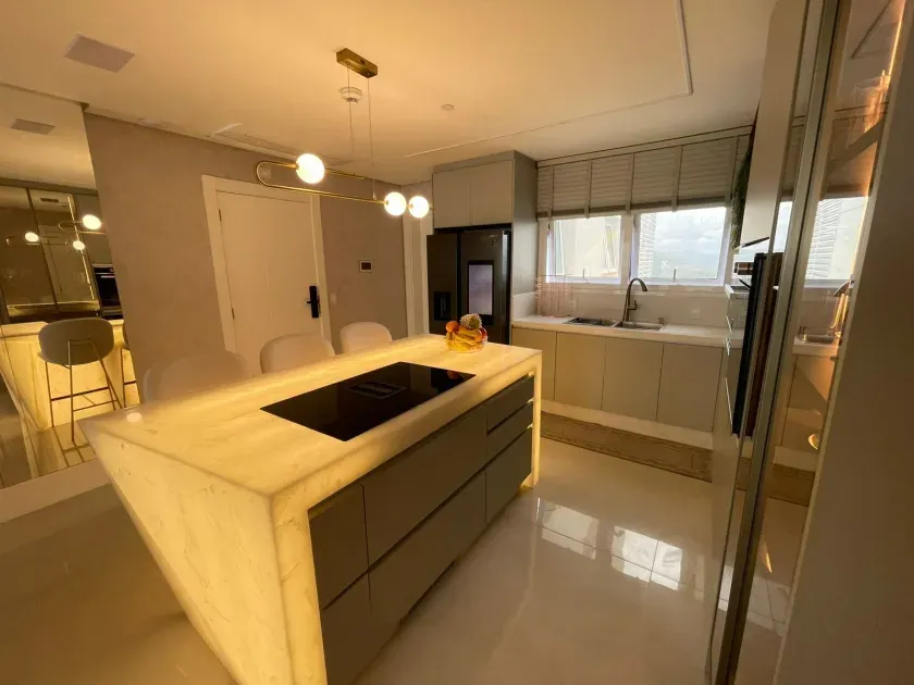 Apartamento alto padrão frente mar com 4 suítes e 3 vagas de garagem - Av. Atlântica/SC — foto 7