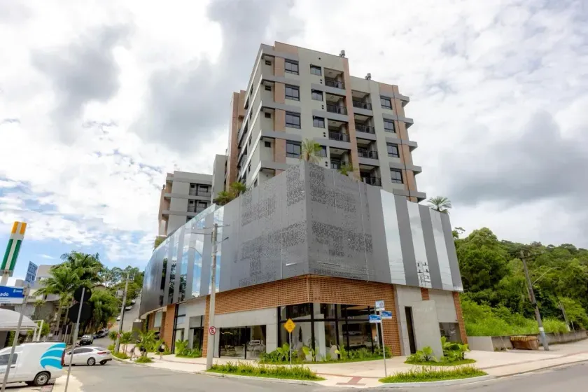 Apartamento semi-mobiliado com 2 suítes e 2 vagas de garagem na Praia dos Amores